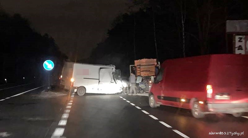 ZDERZENIE DOSTAWCZAKA Z PIASKARKĄ NA KRAJOWEJ 1 W KOBIÓRZE ZDERZENIE DOSTAWCZAKA Z PIASKARKĄ NA KRAJOWEJ 1 W KOBIÓRZE