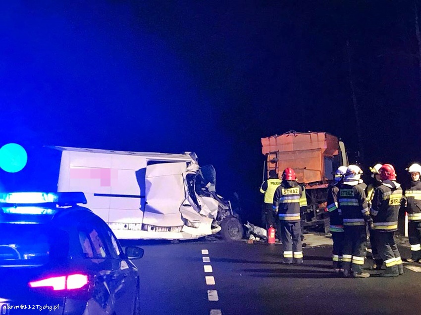 ZDERZENIE DOSTAWCZAKA Z PIASKARKĄ NA KRAJOWEJ 1 W KOBIÓRZE ZDERZENIE DOSTAWCZAKA Z PIASKARKĄ NA KRAJOWEJ 1 W KOBIÓRZE