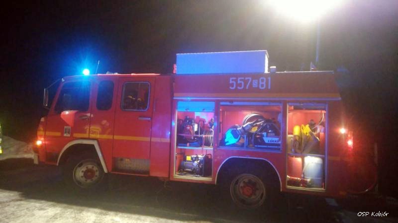 ZDERZENIE DOSTAWCZAKA Z PIASKARKĄ NA KRAJOWEJ 1 W KOBIÓRZE ZDERZENIE DOSTAWCZAKA Z PIASKARKĄ NA KRAJOWEJ 1 W KOBIÓRZE