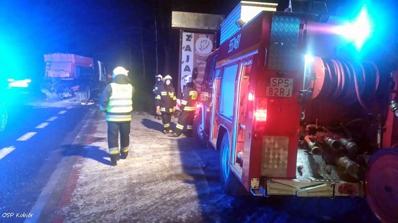 ZDERZENIE DOSTAWCZAKA Z PIASKARKĄ NA KRAJOWEJ 1 W KOBIÓRZE ZDERZENIE DOSTAWCZAKA Z PIASKARKĄ NA KRAJOWEJ 1 W KOBIÓRZE