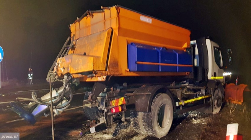 ZDERZENIE DOSTAWCZAKA Z PIASKARKĄ NA KRAJOWEJ 1 W KOBIÓRZE ZDERZENIE DOSTAWCZAKA Z PIASKARKĄ NA KRAJOWEJ 1 W KOBIÓRZE