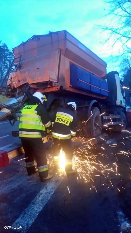 ZDERZENIE DOSTAWCZAKA Z PIASKARKĄ NA KRAJOWEJ 1 W KOBIÓRZE ZDERZENIE DOSTAWCZAKA Z PIASKARKĄ NA KRAJOWEJ 1 W KOBIÓRZE