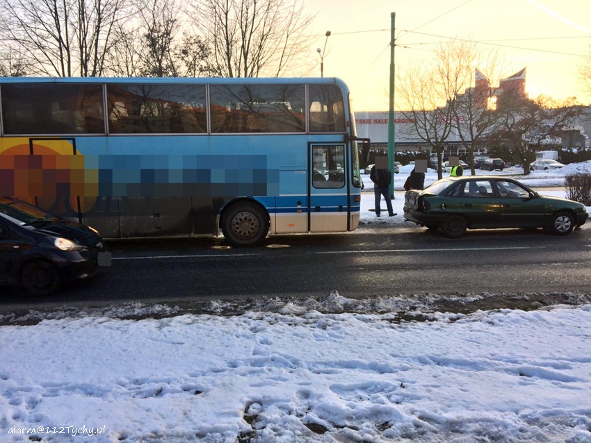 ZDERZENIE OSOBÓWKI Z AUTOBUSEM NA AL. PIŁSUDSKIEGO ZDERZENIE OSOBÓWKI Z AUTOBUSEM NA AL. PIŁSUDSKIEGO