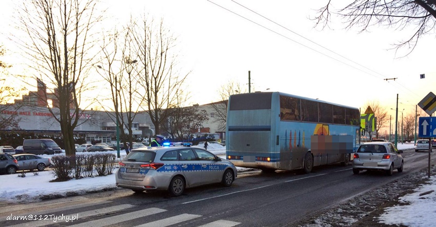 ZDERZENIE OSOBÓWKI Z AUTOBUSEM NA AL. PIŁSUDSKIEGO ZDERZENIE OSOBÓWKI Z AUTOBUSEM NA AL. PIŁSUDSKIEGO