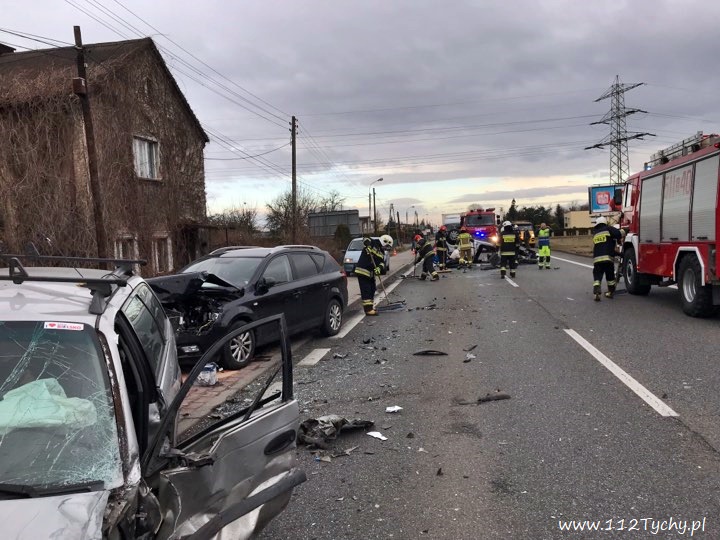 ZDERZENIE TRZECH OSOBÓWEK NA GLIWICKIEJ W MIKOŁOWIE ZDERZENIE TRZECH OSOBÓWEK NA GLIWICKIEJ W MIKOŁOWIE