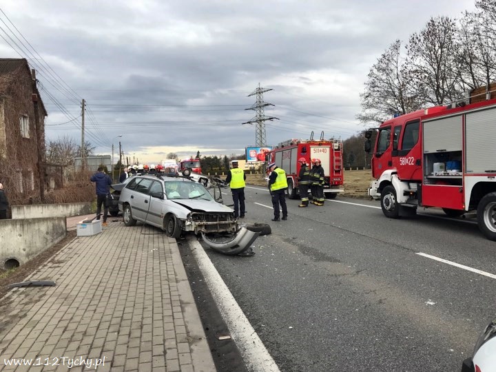 ZDERZENIE TRZECH OSOBÓWEK NA GLIWICKIEJ W MIKOŁOWIE ZDERZENIE TRZECH OSOBÓWEK NA GLIWICKIEJ W MIKOŁOWIE