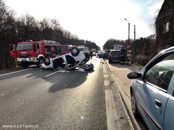 ZDERZENIE TRZECH OSOBÓWEK NA GLIWICKIEJ W MIKOŁOWIE ZDERZENIE TRZECH OSOBÓWEK NA GLIWICKIEJ W MIKOŁOWIE