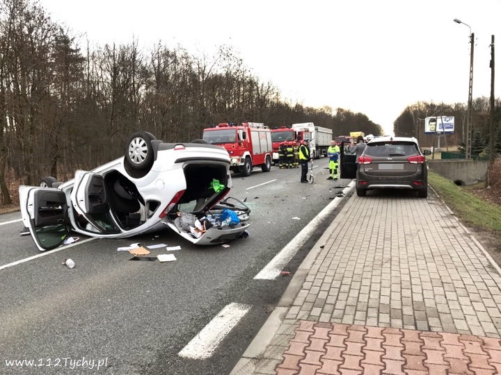 ZDERZENIE TRZECH OSOBÓWEK NA GLIWICKIEJ W MIKOŁOWIE ZDERZENIE TRZECH OSOBÓWEK NA GLIWICKIEJ W MIKOŁOWIE