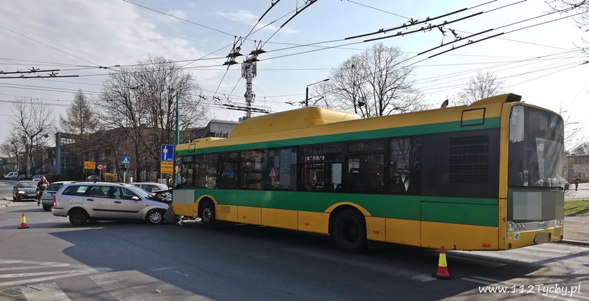 ZDERZENIE TRZECH POJAZDÓW NA SKRZYŻOWANIU EDUKACJI I GROTA - ROWECKIEGO ZDERZENIE TRZECH POJAZDÓW NA SKRZYŻOWANIU EDUKACJI I GROTA - ROWECKIEGO