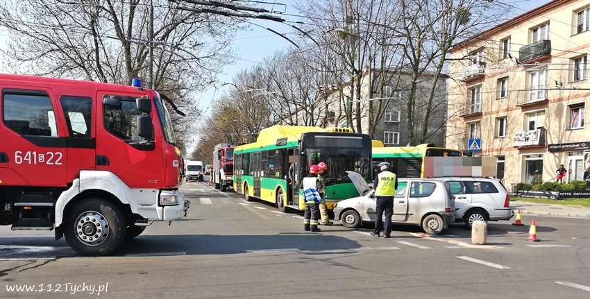 ZDERZENIE TRZECH POJAZDÓW NA SKRZYŻOWANIU EDUKACJI I GROTA - ROWECKIEGO ZDERZENIE TRZECH POJAZDÓW NA SKRZYŻOWANIU EDUKACJI I GROTA - ROWECKIEGO
