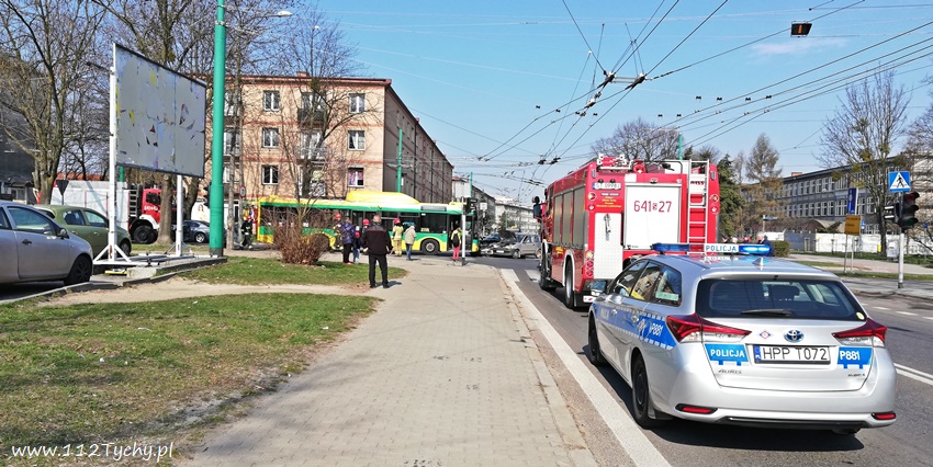 ZDERZENIE TRZECH POJAZDÓW NA SKRZYŻOWANIU EDUKACJI I GROTA - ROWECKIEGO ZDERZENIE TRZECH POJAZDÓW NA SKRZYŻOWANIU EDUKACJI I GROTA - ROWECKIEGO