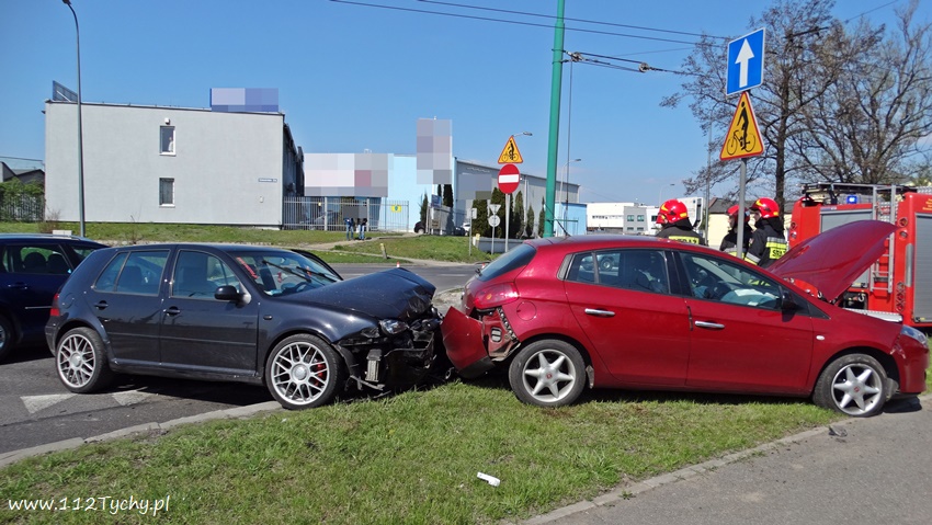 ZDERZENIE DWÓCH OSOBÓWEK NA SKRZYŻOWANIU ULIC TOWAROWA - CIELMICKA ZDERZENIE DWÓCH OSOBÓWEK NA SKRZYŻOWANIU ULIC TOWAROWA - CIELMICKA