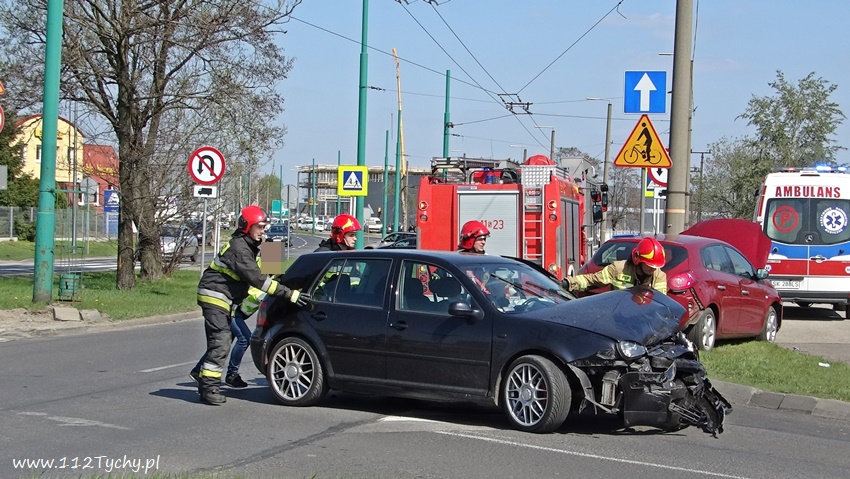 ZDERZENIE DWÓCH OSOBÓWEK NA SKRZYŻOWANIU ULIC TOWAROWA - CIELMICKA ZDERZENIE DWÓCH OSOBÓWEK NA SKRZYŻOWANIU ULIC TOWAROWA - CIELMICKA