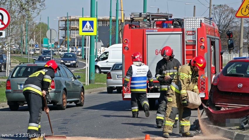 ZDERZENIE DWÓCH OSOBÓWEK NA SKRZYŻOWANIU ULIC TOWAROWA - CIELMICKA ZDERZENIE DWÓCH OSOBÓWEK NA SKRZYŻOWANIU ULIC TOWAROWA - CIELMICKA