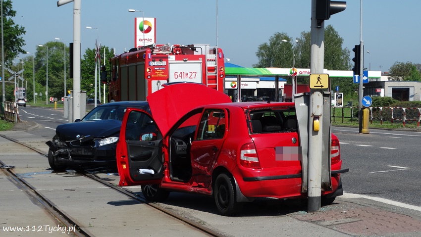 ZDERZENIE TRZECH OSOBÓWEK NA SKRZYŻOWANIU MIKOŁOWSKA - DOŁOWA - BURSCHEGO ZDERZENIE TRZECH OSOBÓWEK NA SKRZYŻOWANIU MIKOŁOWSKA - DOŁOWA - BURSCHEGO