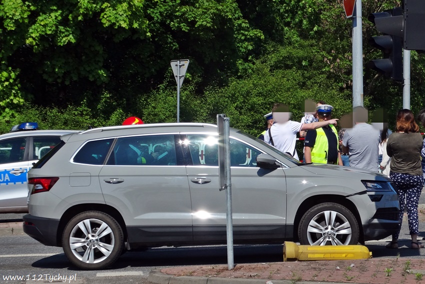 ZDERZENIE TRZECH OSOBÓWEK NA SKRZYŻOWANIU MIKOŁOWSKA - DOŁOWA - BURSCHEGO ZDERZENIE TRZECH OSOBÓWEK NA SKRZYŻOWANIU MIKOŁOWSKA - DOŁOWA - BURSCHEGO