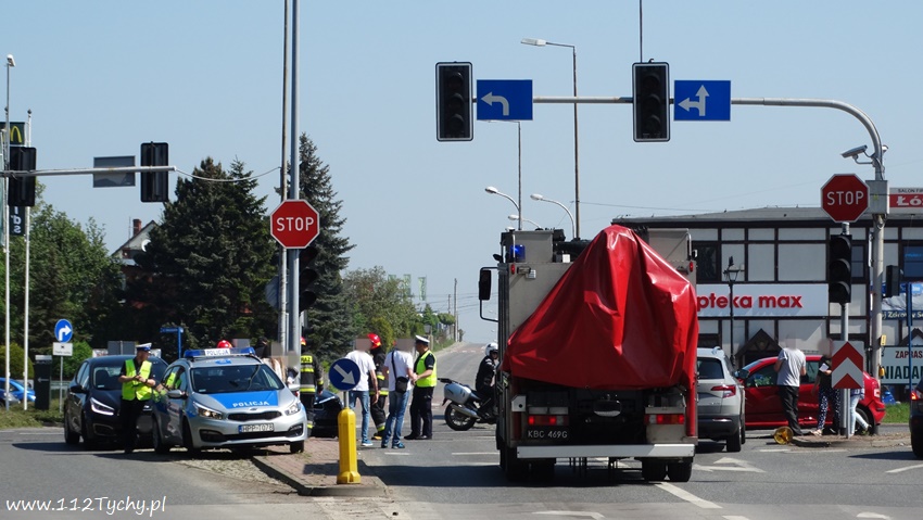 ZDERZENIE TRZECH OSOBÓWEK NA SKRZYŻOWANIU MIKOŁOWSKA - DOŁOWA - BURSCHEGO ZDERZENIE TRZECH OSOBÓWEK NA SKRZYŻOWANIU MIKOŁOWSKA - DOŁOWA - BURSCHEGO