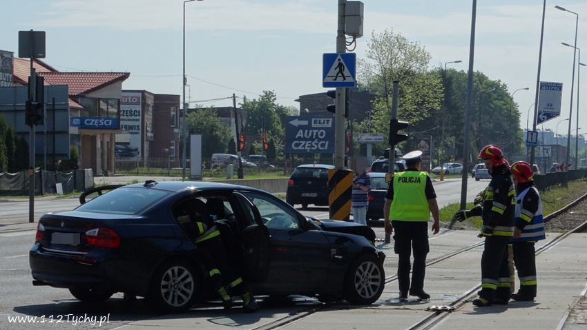 ZDERZENIE TRZECH OSOBÓWEK NA SKRZYŻOWANIU MIKOŁOWSKA - DOŁOWA - BURSCHEGO ZDERZENIE TRZECH OSOBÓWEK NA SKRZYŻOWANIU MIKOŁOWSKA - DOŁOWA - BURSCHEGO