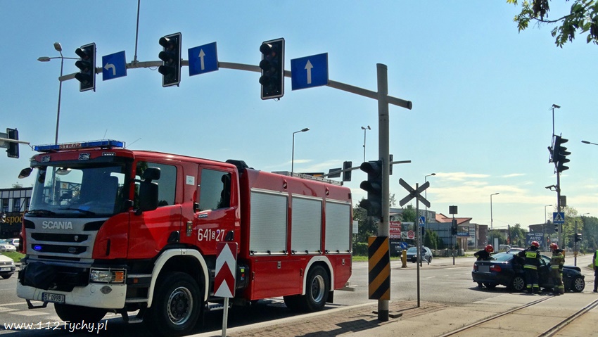 ZDERZENIE TRZECH OSOBÓWEK NA SKRZYŻOWANIU MIKOŁOWSKA - DOŁOWA - BURSCHEGO ZDERZENIE TRZECH OSOBÓWEK NA SKRZYŻOWANIU MIKOŁOWSKA - DOŁOWA - BURSCHEGO