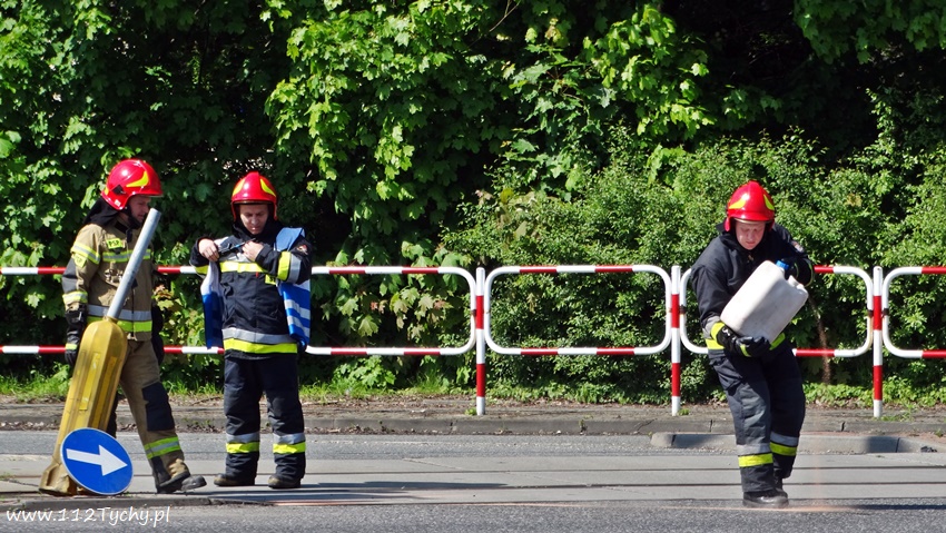 ZDERZENIE TRZECH OSOBÓWEK NA SKRZYŻOWANIU MIKOŁOWSKA - DOŁOWA - BURSCHEGO ZDERZENIE TRZECH OSOBÓWEK NA SKRZYŻOWANIU MIKOŁOWSKA - DOŁOWA - BURSCHEGO