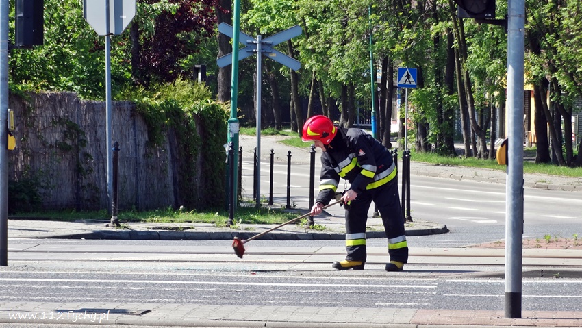 ZDERZENIE TRZECH OSOBÓWEK NA SKRZYŻOWANIU MIKOŁOWSKA - DOŁOWA - BURSCHEGO ZDERZENIE TRZECH OSOBÓWEK NA SKRZYŻOWANIU MIKOŁOWSKA - DOŁOWA - BURSCHEGO