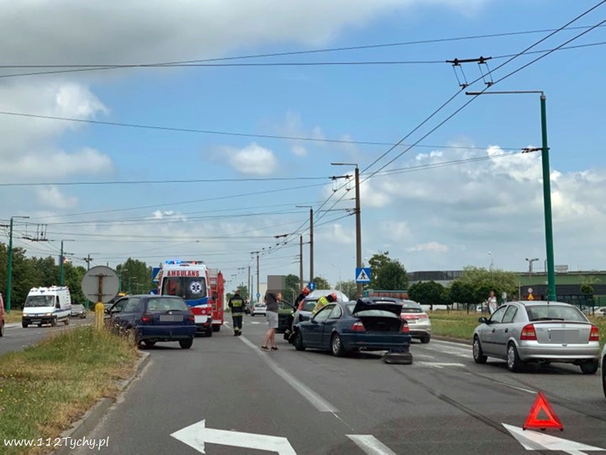 ZDERZENIE DWÓCH OSOBÓWEK NA TOWAROWEJ ZDERZENIE DWÓCH OSOBÓWEK NA TOWAROWEJ