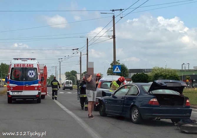ZDERZENIE DWÓCH OSOBÓWEK NA TOWAROWEJ ZDERZENIE DWÓCH OSOBÓWEK NA TOWAROWEJ
