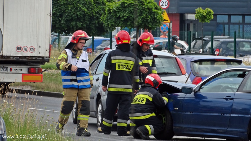 ZDERZENIE DWÓCH OSOBÓWEK NA TOWAROWEJ ZDERZENIE DWÓCH OSOBÓWEK NA TOWAROWEJ