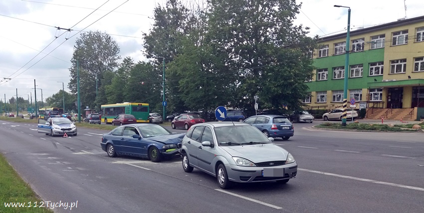 ZDERZENIE DWÓCH OSOBÓWEK NA TOWAROWEJ ZDERZENIE DWÓCH OSOBÓWEK NA TOWAROWEJ