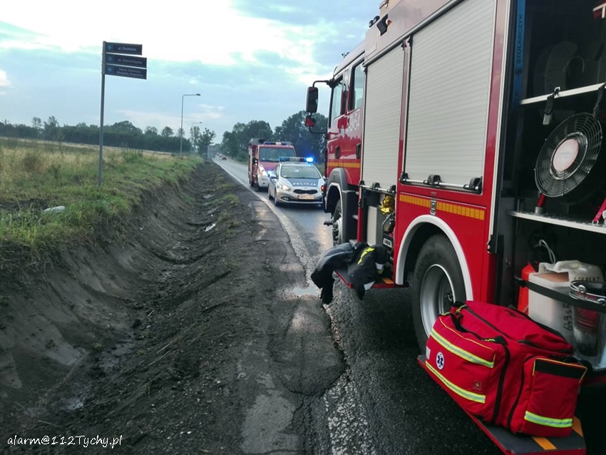 CZOŁOWE ZDERZENIE DWÓCH OSOBÓWEK NA CHEŁMSKIEJ W CHEŁMIE ŚLĄSKIM CZOŁOWE ZDERZENIE DWÓCH OSOBÓWEK NA CHEŁMSKIEJ W CHEŁMIE ŚLĄSKIM