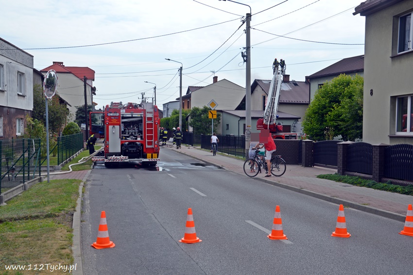POŻAR DACHU I PODDASZA BUDYNKU W BOJSZOWACH POŻAR DACHU I PODDASZA BUDYNKU W BOJSZOWACH