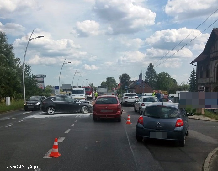 CZOŁOWE ZDERZENIE DWÓCH OSOBÓWEK NA MIKOŁOWSKIEJ CZOŁOWE ZDERZENIE DWÓCH OSOBÓWEK NA MIKOŁOWSKIEJ