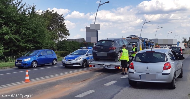 CZOŁOWE ZDERZENIE DWÓCH OSOBÓWEK NA MIKOŁOWSKIEJ CZOŁOWE ZDERZENIE DWÓCH OSOBÓWEK NA MIKOŁOWSKIEJ