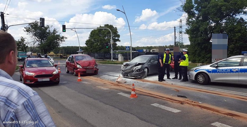 CZOŁOWE ZDERZENIE DWÓCH OSOBÓWEK NA MIKOŁOWSKIEJ CZOŁOWE ZDERZENIE DWÓCH OSOBÓWEK NA MIKOŁOWSKIEJ