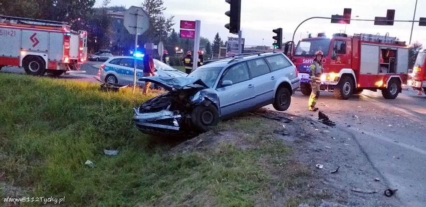 ZDERZENIE DWÓCH OSOBÓWEK NA TRASIE DK 81 W ŁAZISKACH ZDERZENIE DWÓCH OSOBÓWEK NA TRASIE DK 81 W ŁAZISKACH
