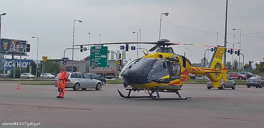 ZDERZENIE OSOBÓWKI ZE SKUTEREM NA PARKINGU SKLEPU AUCHAN W MIKOŁOWIE ZDERZENIE OSOBÓWKI ZE SKUTEREM NA PARKINGU SKLEPU AUCHAN W MIKOŁOWIE