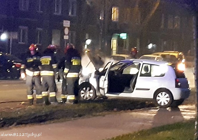 POŻAR SAMOCHODU OSOBOWEGO NA BUDOWLANYCH POŻAR SAMOCHODU OSOBOWEGO NA BUDOWLANYCH