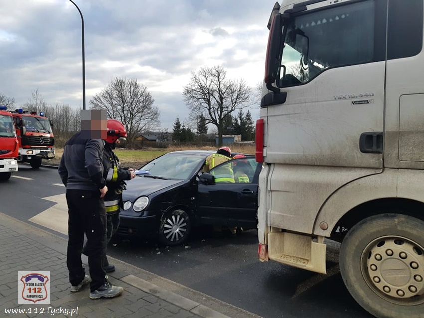 ZDERZENIE OSOBÓWKI Z CIĘŻARÓWKĄ NA UL. OŚWIĘCIMSKIEJ ZDERZENIE OSOBÓWKI Z CIĘŻARÓWKĄ NA UL. OŚWIĘCIMSKIEJ