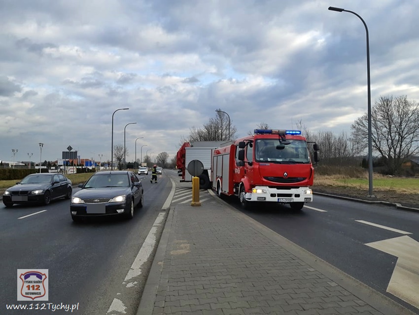 ZDERZENIE OSOBÓWKI Z CIĘŻARÓWKĄ NA UL. OŚWIĘCIMSKIEJ ZDERZENIE OSOBÓWKI Z CIĘŻARÓWKĄ NA UL. OŚWIĘCIMSKIEJ