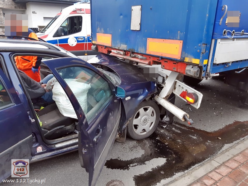 OSOBÓWKA WBIŁ SIĘ W NACZEPĘ CIEŻARÓWKI W IMIELINIE OSOBÓWKA WBIŁ SIĘ W NACZEPĘ CIEŻARÓWKI W IMIELINIE