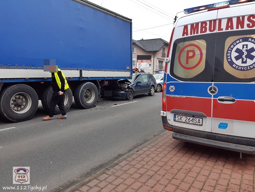 OSOBÓWKA WBIŁ SIĘ W NACZEPĘ CIEŻARÓWKI W IMIELINIE OSOBÓWKA WBIŁ SIĘ W NACZEPĘ CIEŻARÓWKI W IMIELINIE
