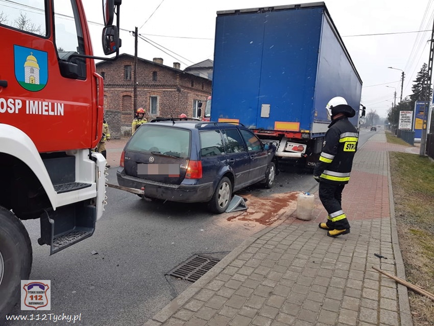 OSOBÓWKA WBIŁ SIĘ W NACZEPĘ CIEŻARÓWKI W IMIELINIE OSOBÓWKA WBIŁ SIĘ W NACZEPĘ CIEŻARÓWKI W IMIELINIE