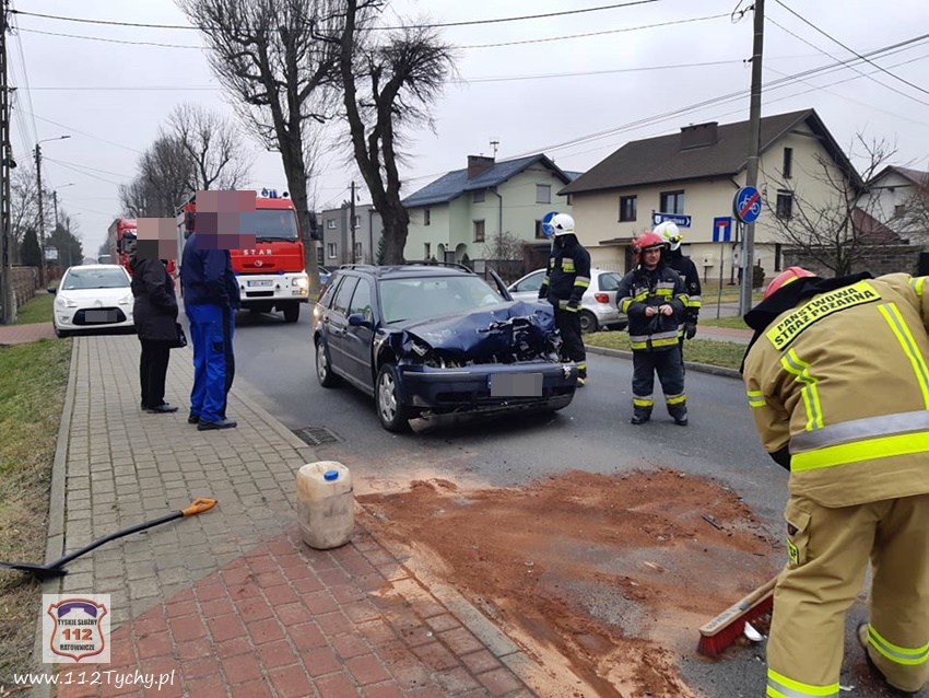 OSOBÓWKA WBIŁ SIĘ W NACZEPĘ CIEŻARÓWKI W IMIELINIE OSOBÓWKA WBIŁ SIĘ W NACZEPĘ CIEŻARÓWKI W IMIELINIE