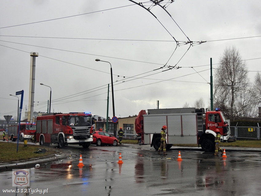 ZDERZENIE OSOBÓWKI Z TROLEJBUSEM NA SKRZYŻOWANIU UL. PRZEMYSŁOWEJ Z METALOWĄ ZDERZENIE OSOBÓWKI Z TROLEJBUSEM NA SKRZYŻOWANIU UL. PRZEMYSŁOWEJ Z METALOWĄ