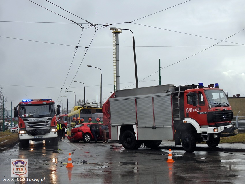 ZDERZENIE OSOBÓWKI Z TROLEJBUSEM NA SKRZYŻOWANIU UL. PRZEMYSŁOWEJ Z METALOWĄ ZDERZENIE OSOBÓWKI Z TROLEJBUSEM NA SKRZYŻOWANIU UL. PRZEMYSŁOWEJ Z METALOWĄ