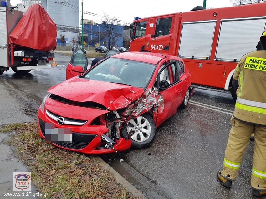 ZDERZENIE OSOBÓWKI Z TROLEJBUSEM NA SKRZYŻOWANIU UL. PRZEMYSŁOWEJ Z METALOWĄ ZDERZENIE OSOBÓWKI Z TROLEJBUSEM NA SKRZYŻOWANIU UL. PRZEMYSŁOWEJ Z METALOWĄ