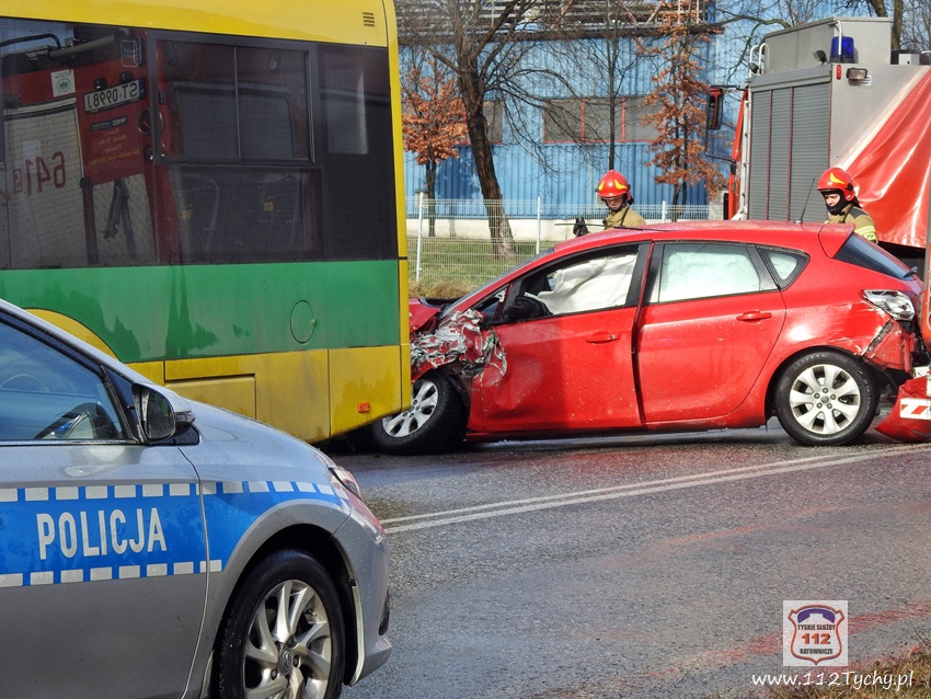 ZDERZENIE OSOBÓWKI Z TROLEJBUSEM NA SKRZYŻOWANIU UL. PRZEMYSŁOWEJ Z METALOWĄ ZDERZENIE OSOBÓWKI Z TROLEJBUSEM NA SKRZYŻOWANIU UL. PRZEMYSŁOWEJ Z METALOWĄ