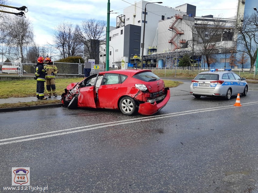 ZDERZENIE OSOBÓWKI Z TROLEJBUSEM NA SKRZYŻOWANIU UL. PRZEMYSŁOWEJ Z METALOWĄ ZDERZENIE OSOBÓWKI Z TROLEJBUSEM NA SKRZYŻOWANIU UL. PRZEMYSŁOWEJ Z METALOWĄ