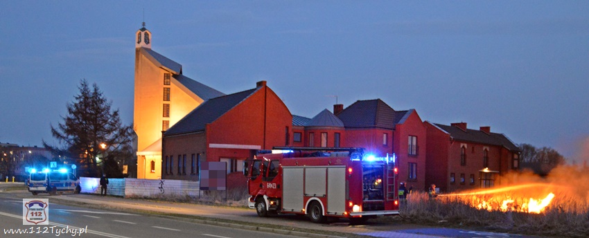 POŻAR TRAW I TRZCINOWISKA W REJONIE SKRZYŻOWANIA UL. ŻWAKOWSKA - STOCZNIOWCÓW 70 POŻAR TRAW I TRZCINOWISKA W REJONIE SKRZYŻOWANIA UL. ŻWAKOWSKA - STOCZNIOWCÓW 70