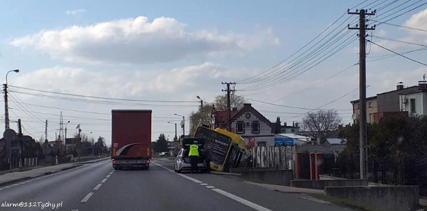 AUTOBUS KOMUNIKACJI MIEJSKIEJ W ROWIE NA UL. GLIWICKIEJ W MIKOŁOWIE AUTOBUS KOMUNIKACJI MIEJSKIEJ W ROWIE NA UL. GLIWICKIEJ W MIKOŁOWIE